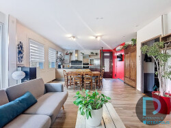 devant-de-la-maison-avec-cour-pavee