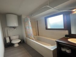 salle-de-bain-et-fenetre