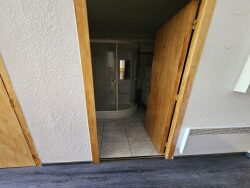 vue-sur-la-porte-d-entree-cote-couloir