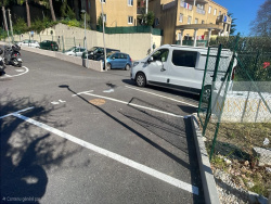 a-gauche-de-la-fleche