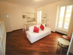 living-room-natural-light-wooden-floor