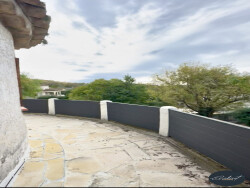 vue-batiment-terrasse-et-garage-