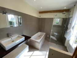 chambre-avec-acces-piece-mansardee
