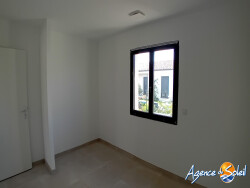 salle-de-bains-avec-baignoire-et-douche