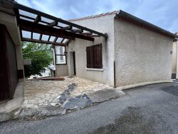 garage-a-gauche-et-entree-a-droite-