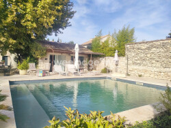 jardin-arbore-avec-vue-sur-les-alpilles
