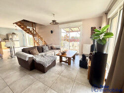 maison-avec-spacieuse-piece-de-vie--