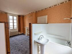 local-commercial-attenant