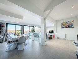 salle-a-manger-avec-foyer-ouvert-