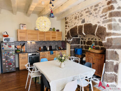 salon---cote-escalier-et-cuisine