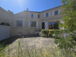 cour-interieure-et-bbq-