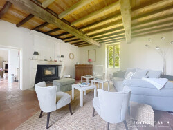 salon-avec-poele-a-bois