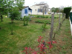 salla-a-manger-reliee-au-jardin