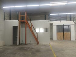 bureau-et-vue-sur-hangar