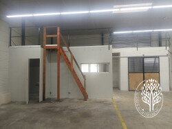 bureau-et-vue-sur-hangar