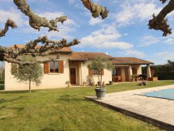 salon-st-bardoux-donnant-sur-terrasse