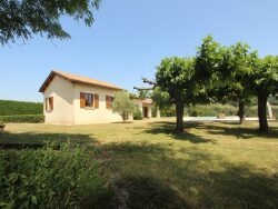 salon-st-bardoux-donnant-sur-terrasse