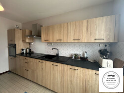 hall---pouvant-servir-de-bureau-