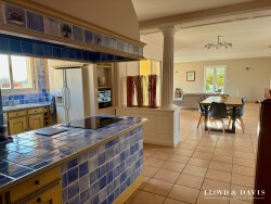 salle-a-manger-ouverte-sur-la-terrasse-