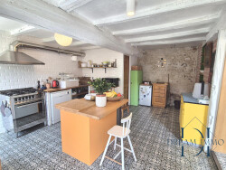 salon-a-droite-de-l-entree
