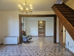 vue-du-jardin-avec-dependance-et-garage