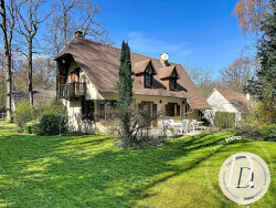 piece-de-vie-avec-cheminee--vue-jardin