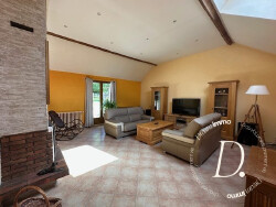 salon-avec-acces-terrasse-et-jardin