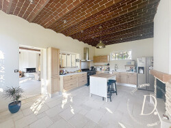 sejour-lumineux-avec-cheminee-a-insert