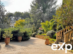 vue-maison-depuis-terrasse-et-piscine