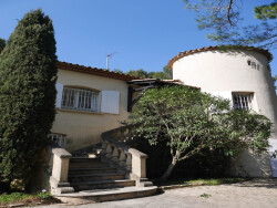 vue-maison-depuis-terrasse-et-piscine