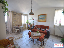 fenetre-donnant-sur-entree-du-chateau