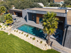 villa-piscine-terrasse-luxe-nimes-