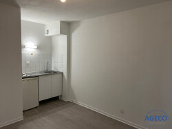kitchenette-avec-plaques-vitroceramiques