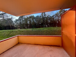 le-salon-vu-de-la-cuisine-