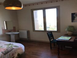 chambre2-avec-sa-salle-d-eau-expo-est