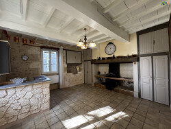 salon-de-caractere-avec-cheminee-ouverte