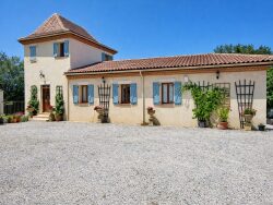 maison-house-blue-shutters