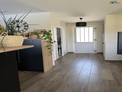 modern-fitted-kitchen-with-breakfast-bar