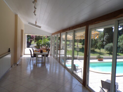 cuisine-ouverte-sur-veranda-et-piscine