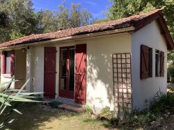 maison-avec-son-coin-dejeuner-exterieur