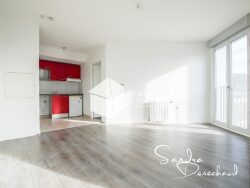 sejour-donnant-sur-balcon