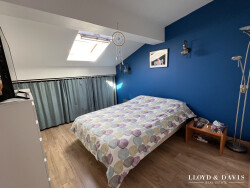 salle-de-bains-avec-baignoire-et-douche