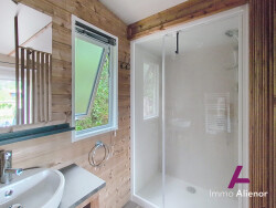 chambre-2-avec-cabine-de-douche-et-evier