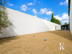 terrasse-moderne-avec-piscine-et-plantes