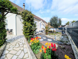 facade-avant-de-la-maison-avec-carpor-