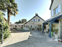 salle-a-manger-climatisee-avec-cuisine