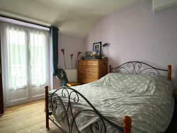 -une-salle-d-eau-avec-wc