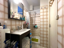 cote-exterieur--une-cours-donne-acces-a-