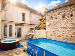 cour-avec-dependances-maison-1