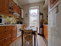 salon-vue-degagee-et-parquet-chene